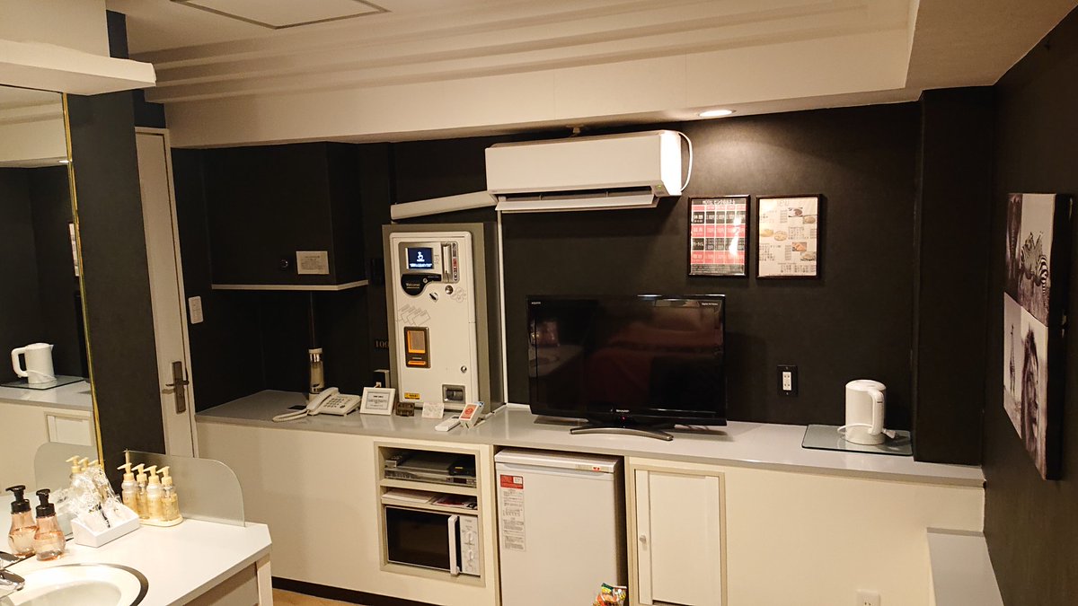 バード ラブホログ ピンクのおさる 109号室 ウィットの効いた名前のホテル 必要な設備がギュッとまとまったコンパクトな部屋 立地と部屋の広さからか値段は安いが Vod Wi Fi有りで無料のサービスもありアメニティもそこそこ T Co