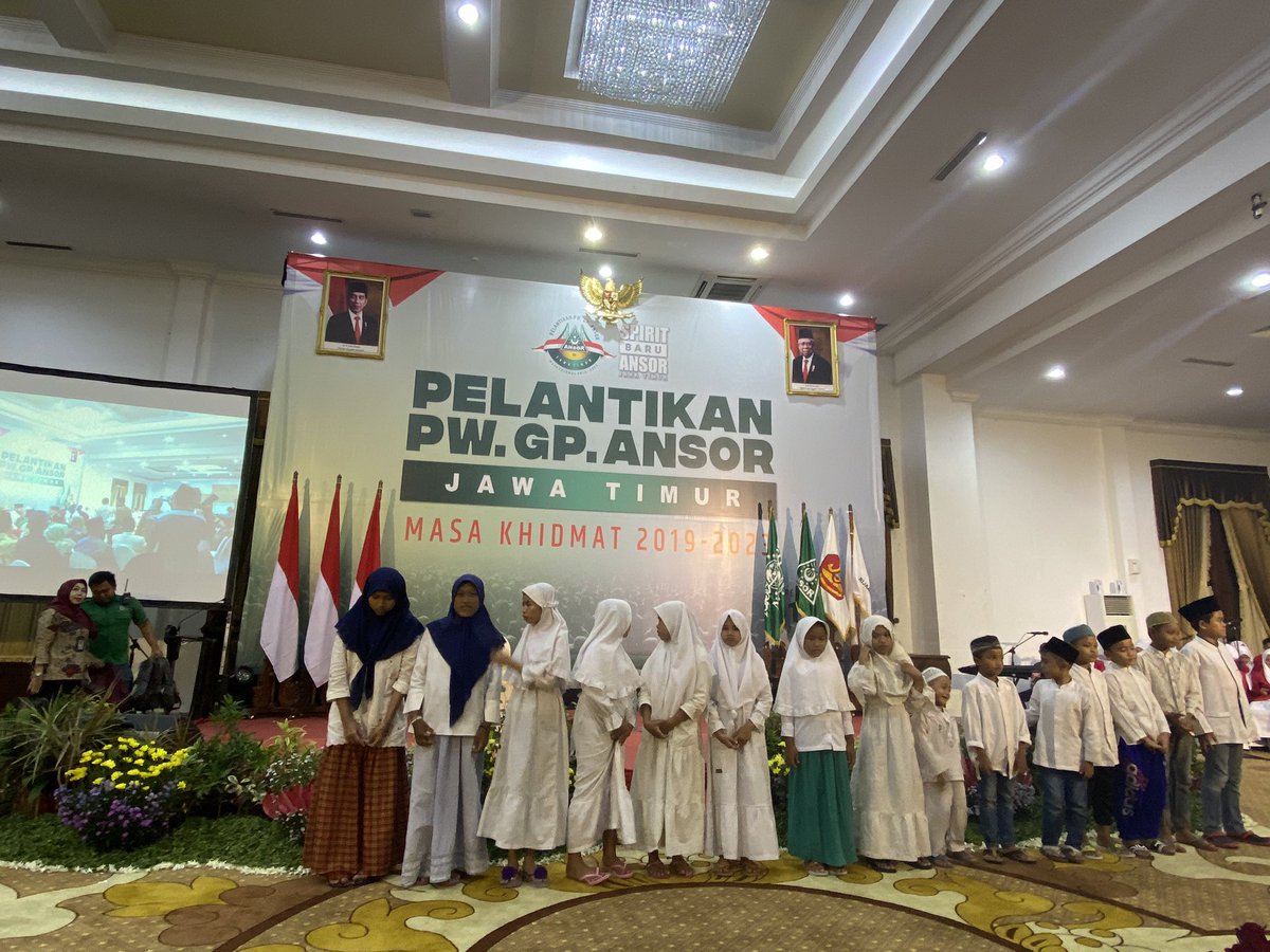 Ansor_Satu's tweet photo. Acara pelantikan pengurus PW GP Ansor Jatim ini dimulai dengan pemberian santunan kepada anak2 yatim. Anak2 yg doanya selalu diharapkan #spiritbaruansorjatim https://t.co/lh4rBt2nsk