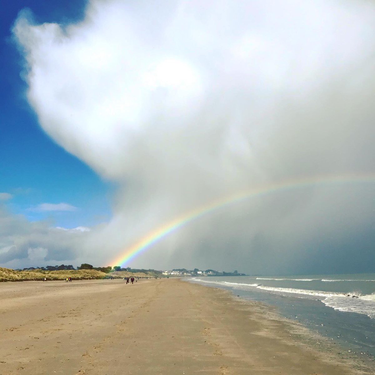 Hannah_Hannes's tweet photo. After yesterdayโs palaver it was even nicer to be back in my favourite place this afternoon. ๐งก๐ฎ๐ช Sunshine, showers, and a serious rainbow. #SpiritHome https://t.co/n14EFxVx8E
