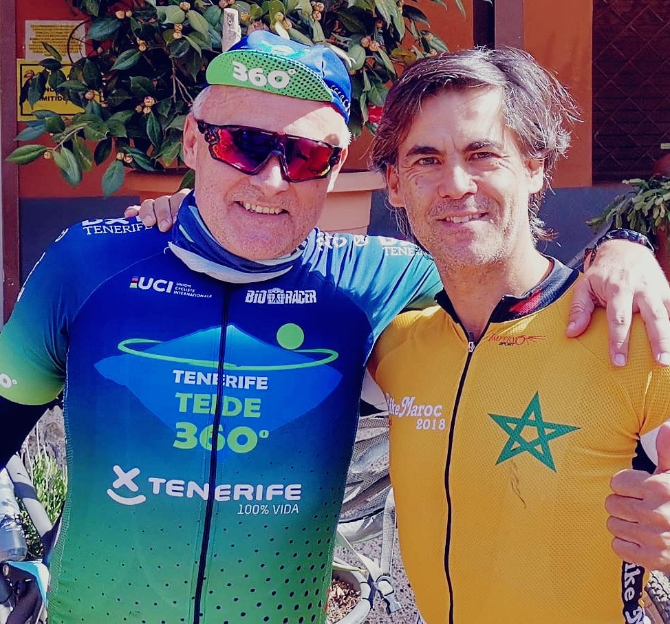 8IslasDonaVida's tweet photo. Cuando juntas buenas personas y deporte salen colaboraciones para regalar vida.
Dámaso Presidente de #7RAID organizadores de #VueltaalTeide #Teide360 #Faroafaro o #BikeMaroc apoya, junto a su club el Desafío Solidario de #8Islas8Maratones.
Gracias de corazón! 💖
#Haztedonante https://t.co/325ErHnjrG