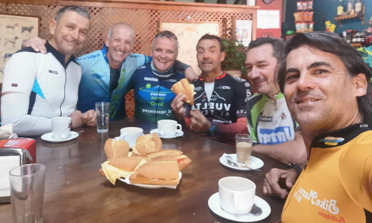 8IslasDonaVida's tweet photo. Cuando juntas buenas personas y deporte salen colaboraciones para regalar vida.
Dámaso Presidente de #7RAID organizadores de #VueltaalTeide #Teide360 #Faroafaro o #BikeMaroc apoya, junto a su club el Desafío Solidario de #8Islas8Maratones.
Gracias de corazón! 💖
#Haztedonante https://t.co/325ErHnjrG
