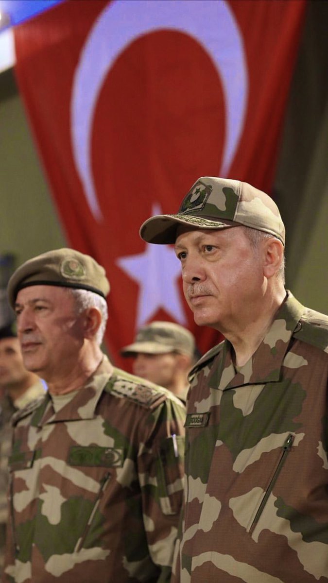 Takılmak için ufacık olsa bile bir şeyler bulup nefretimizi kusalım diyenlere inat
Seni anlamayan, anlayamayan, varlığını ve başarılarını sindiremeyenlere inat
Tarih seni yazmaya altın haflerle de yetinmeyecek.
Seni bu milletin, milletlerin gönlüne, ömrüne, fikrine kazıyacak...