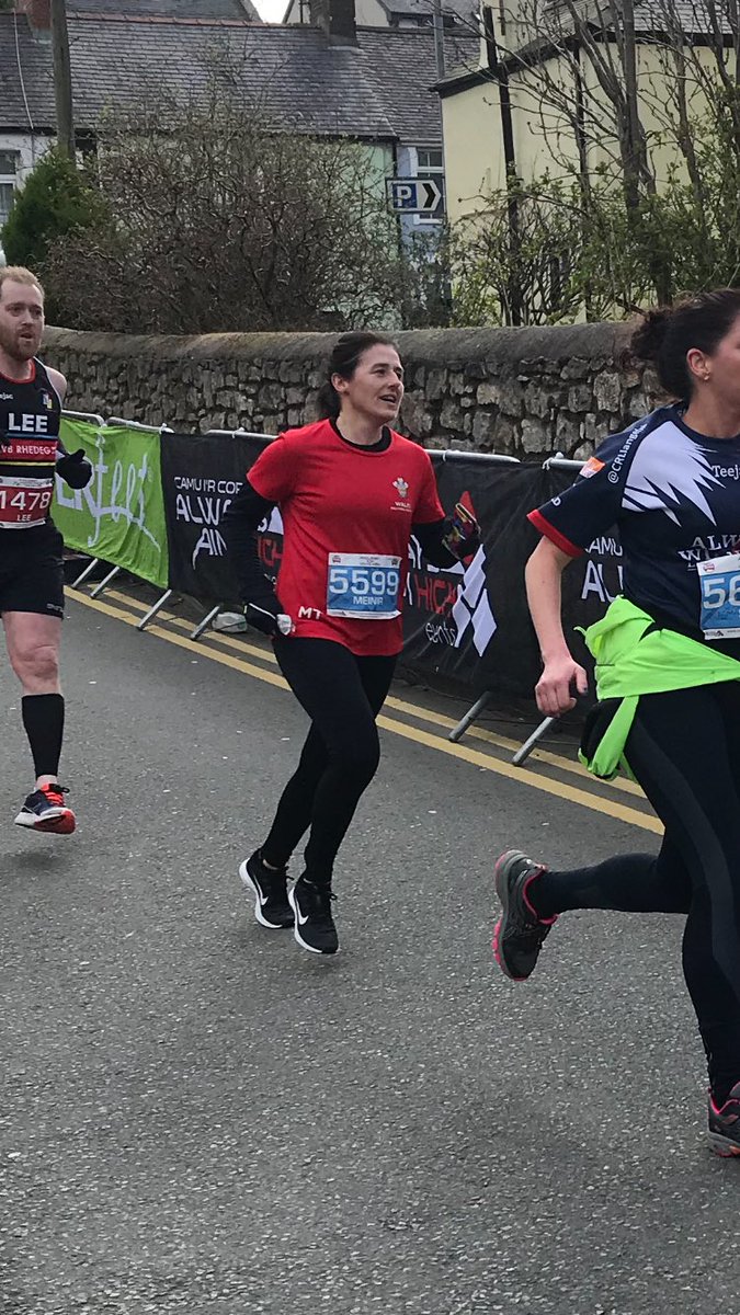 This is me running to the finishing line with a smile on my face! 😃🏃🏻‍♀️❤️🏴󠁧󠁢󠁷󠁬󠁳󠁿🏑 #AngleseyHalfMarathon #10k #MenaiBridge #Anglesey #runningforthedragon #WalesLadiesHockeyMasters