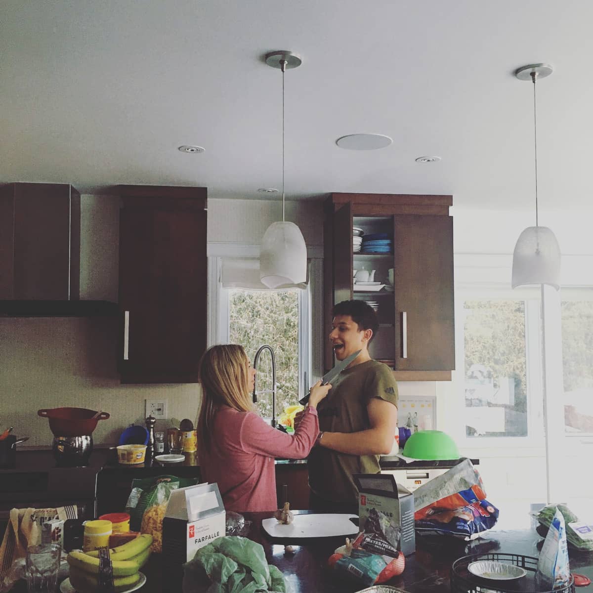 LittleLocavore's tweet image. Trying to teach Marjo to use a different kind of blade 😂🔪#cookingwithfriends #icedancersinthekitchen