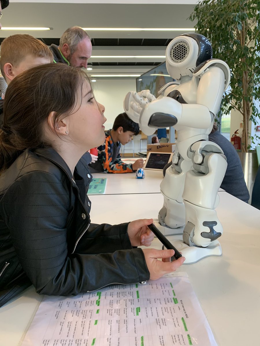 Daraghfallon's tweet image. Chloe having Great fun at today’s engineering fair in @itsligo in partnership with @AbbottGlobal and @scienceirel . Record numbers through the doors and fun for all the family. Well done to all the #abbott volunteers &amp;amp; @waters_rachelle @TraceyP54590429 Start of a busy #engweek 👏