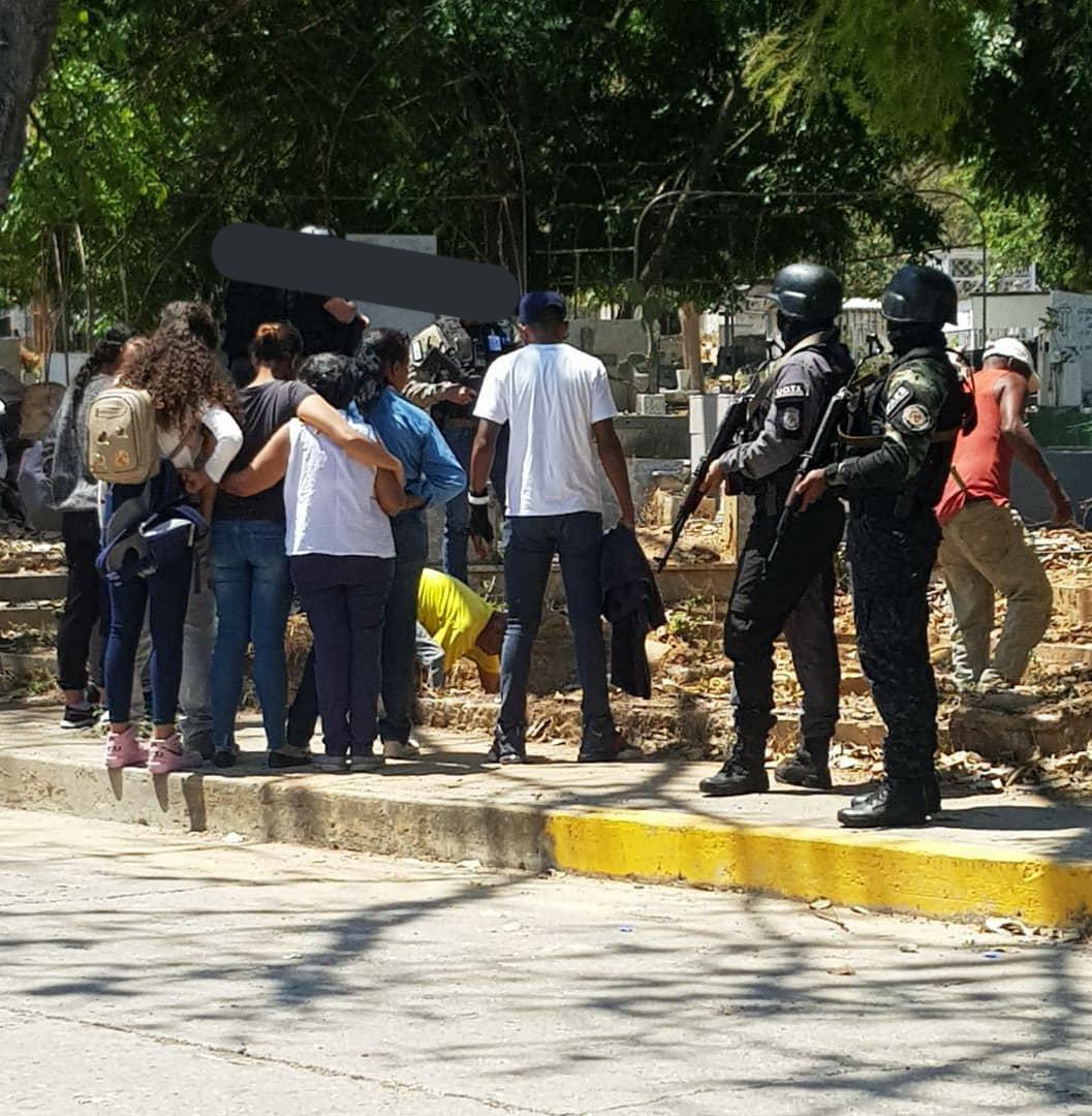 rcamachovzla's tweet photo. #Caracas 2 de los secuestradores, q murieron en el enfrentamiento del pasado 26 de febrero en la autopista Fco Fajardo, fueron enterrados en el cementerio por sus familiares y con presencia de funcionarios de las FAES y Cicpc para evitar homenajes, o q la banda de la Cota 905 se https://t.co/TNA9yoLtqd