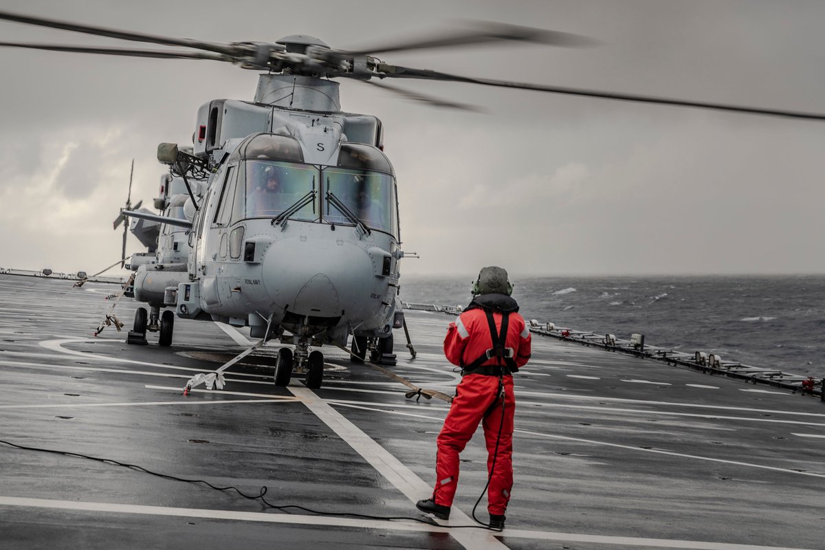 Zr.Ms. Johan de Witt is vertrokken uit Stavanger. Mooie kans om te oefenen met de Merlin Mk4. Nederlanders op de brug en het vliegdek werken samen met Britten, zodat de Royal Marines straks veilig per helikopter aan wal gezet kunnen worden. #ColdResponse20 #NATO