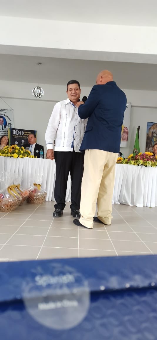 EuclidesLaVega's tweet photo. Ahora en el Hotel Nueva Suiza de Constanza, Los Clubes de Leones celebra La 3era. Reunión de Gabinete y donde se juramentaron 5 amigos como nuevos socios, agradezco la distinción al colocarme su PIN.
Es un gran club con una altísima capacidad de Servicios. https://t.co/N2TMTe73ly