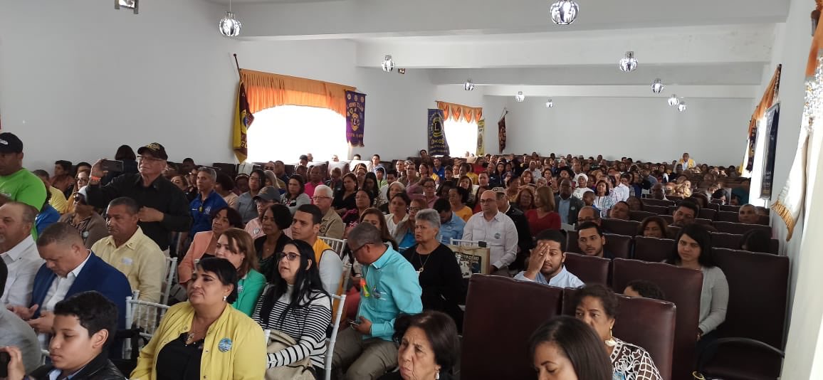 EuclidesLaVega's tweet photo. Ahora en el Hotel Nueva Suiza de Constanza, Los Clubes de Leones celebra La 3era. Reunión de Gabinete y donde se juramentaron 5 amigos como nuevos socios, agradezco la distinción al colocarme su PIN.
Es un gran club con una altísima capacidad de Servicios. https://t.co/N2TMTe73ly
