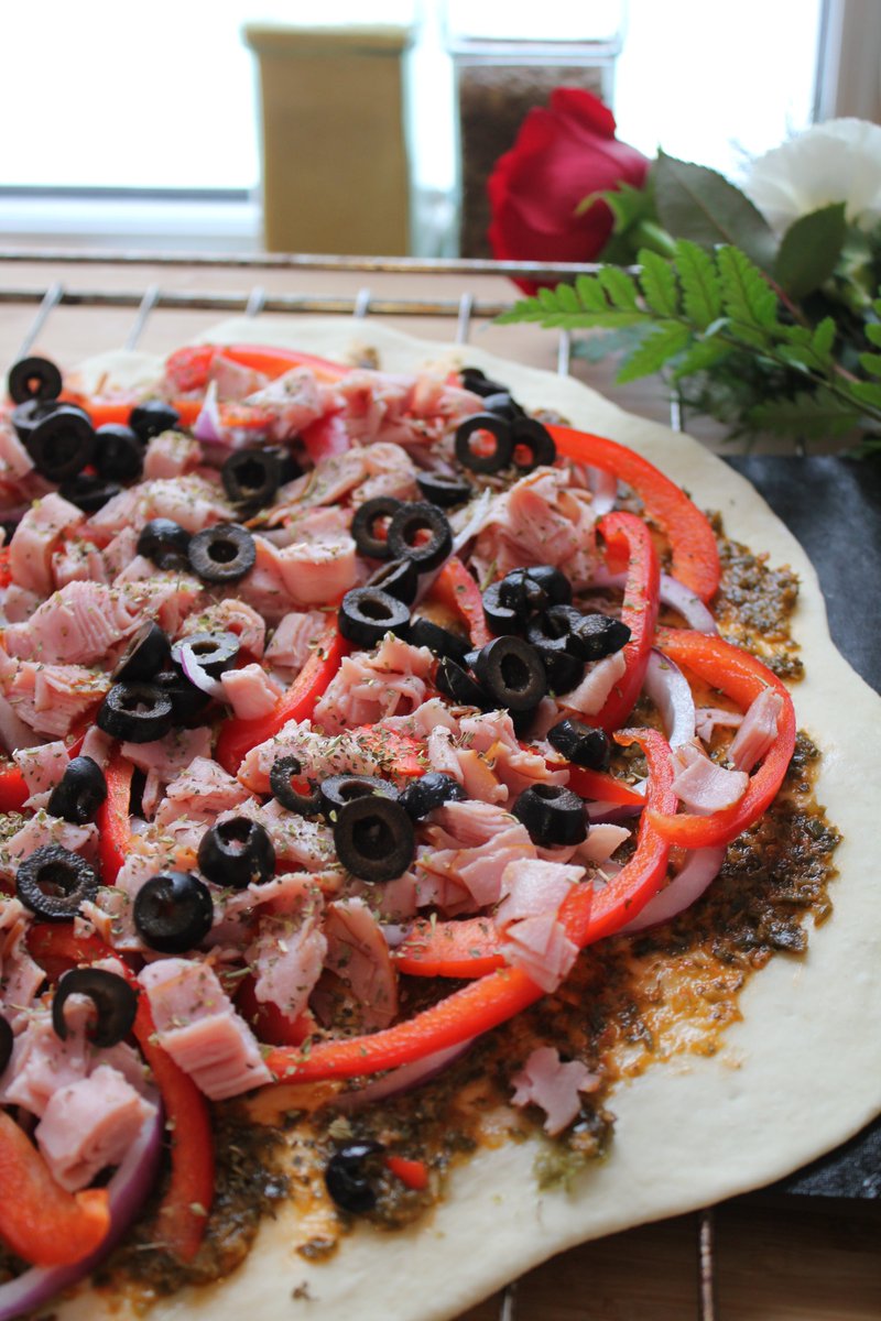 [Ingrédient mystère]

Ce soir c'est pizza, avec notre nouveau produit... 

Arriverez-vous à deviner quelle est cette nouvelle saveur de Pesto qu'on vous prépare ? 😋😜🤔 

Il sera disponible d'ici la fin mars !!