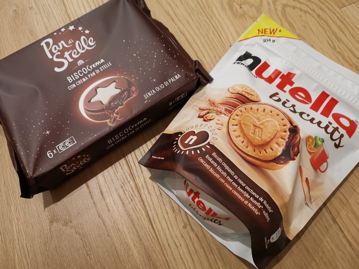 maxblu66's tweet photo. Questa sera test comparativo....per qualche momento pensiamo ad altro . #nutellabiscuits #pandistelle https://t.co/5VixtSafZt
