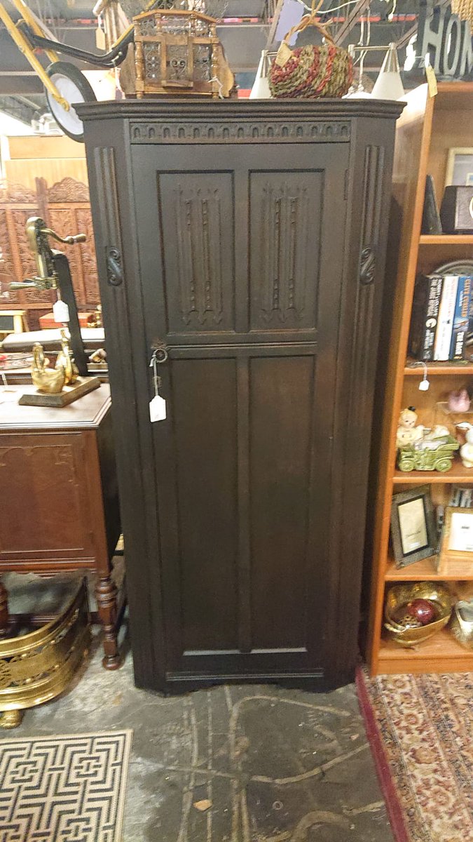 erichichi's tweet photo. @HistoryOfStokey my brother found this wardrobe in a shop in Atlanta, GA, USA and sent it to us because we're stokey locals. Know anything about the maker or where they were located? @BletchleySam @RDaaaang https://t.co/UJX5SSnhPn