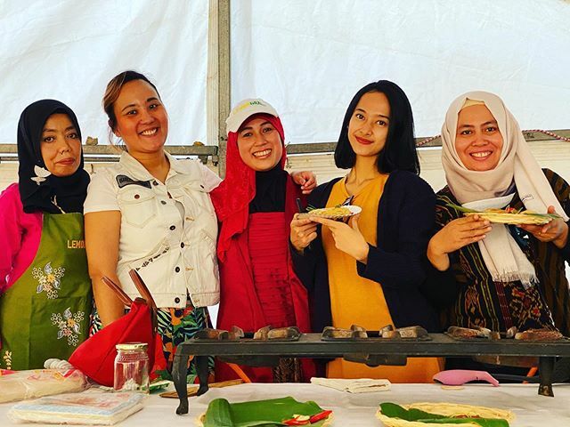 halaaLifeCT's tweet photo. Terima kasih for your supports, friends from Indonesian Consulate and thank you all who watched my cooking demo at Pinelands Muslim Association ❤️👩🏻‍🍳
#lemongrasscookingclass #indonesian #capetown #southafrica https://t.co/X6PF3j8deM https://t.co/MBasHTHfe8