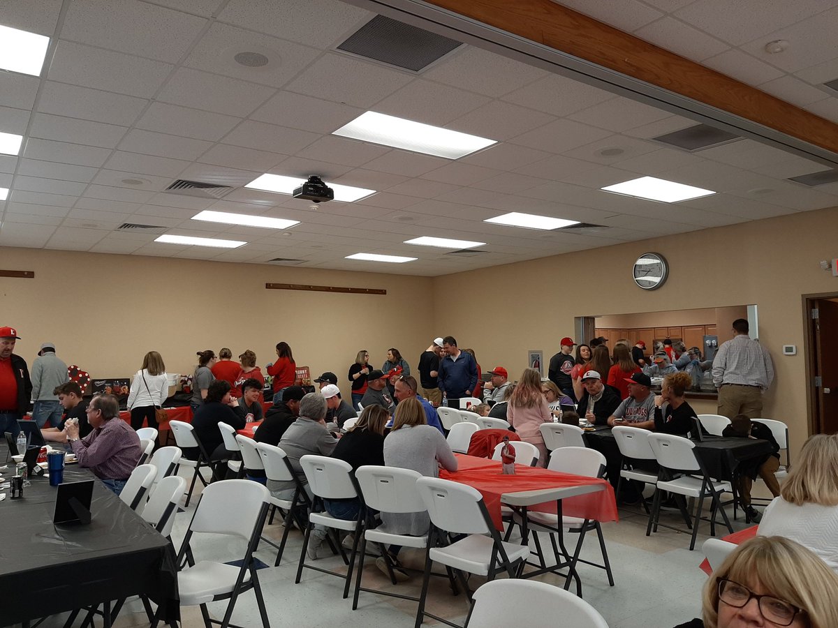 LCSoftball2's tweet image. Great community support for the baseball/softball spaghetti dinner today.
#DAWGS
