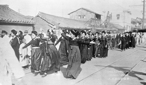 CoreanaConnect's tweet photo. The photos above include women, young and old, from #Pyongyang and Nampo who took part in the #MarchFirstMovement protests. 

This photo shows women joining the protests on the streets of #Seoul. #삼일절 #삼일절101주년 https://t.co/9YVJawrRiY