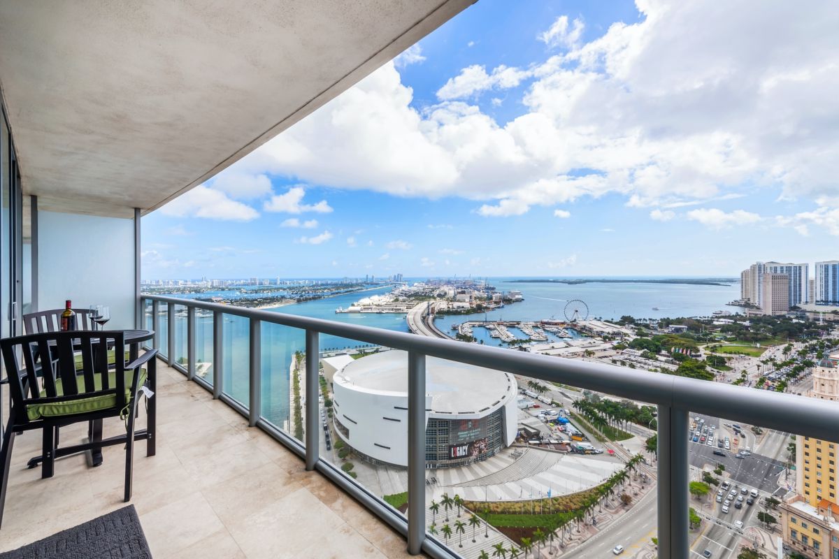 LucasLechuga's tweet photo. 🌴🌞 Just Listed - Unit 3702 at MarinaBlue - Asking $345K 🌴🌞 - https://t.co/wnccahfDH4 #justlisted #marinablue #miamicondos #miamirealestate https://t.co/4aaFRSOw9F