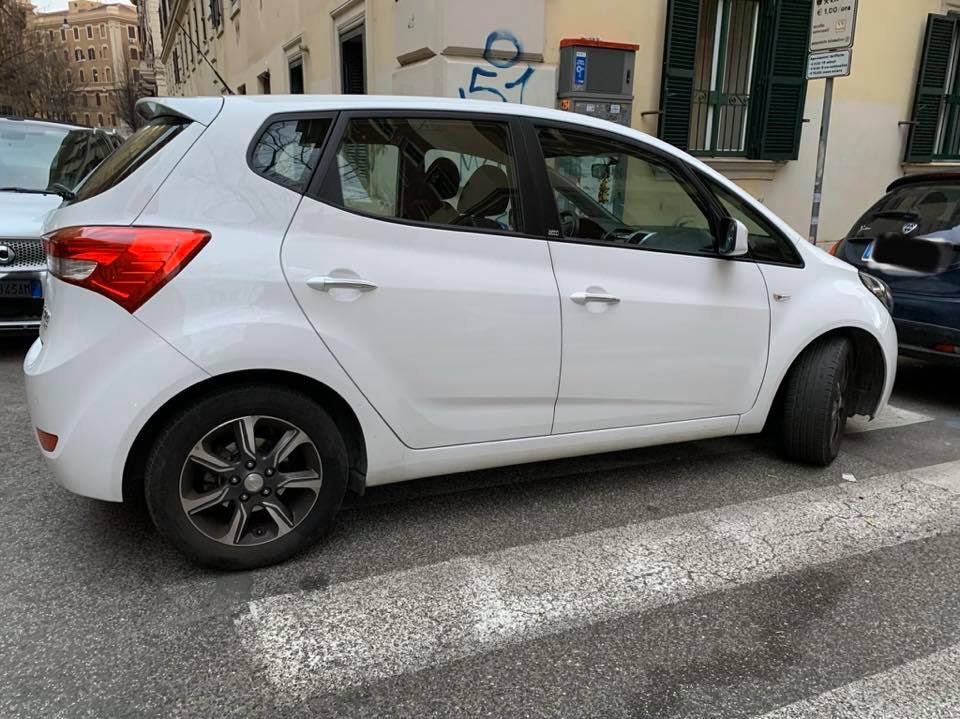 RiprendRoma's tweet photo. #CEPASSI ~> a #Roma regna il #coattovirus: contagiata quasi tutta la popolazione. Si attende da anni il vaccino👈 https://t.co/U7bPwQzqJj