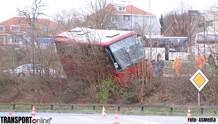 Touringcar rijdt van talud [+foto] ==&gt;.
