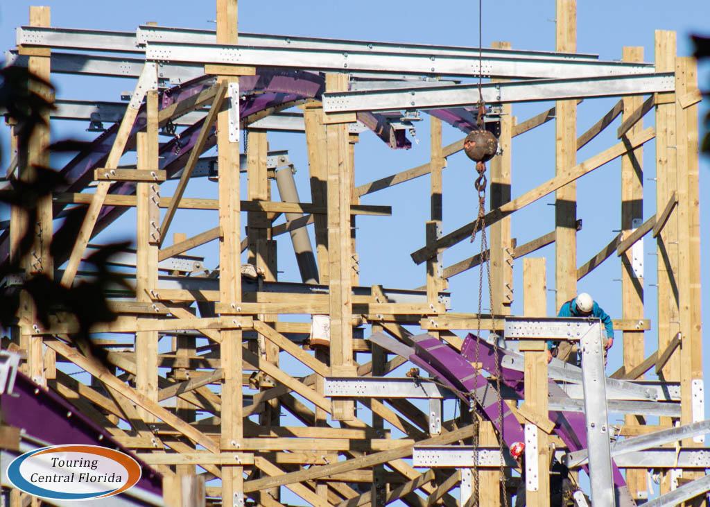 TourCentralFL's tweet photo. Lots of crew members hard at work all across the #IronGwazi structure yesterday afternoon @BuschGardens #Tampa.
#BGTProject2020 #RMCGwazi #Gwazi #BuschGardens #2020Rising https://t.co/5BmGdNFro2