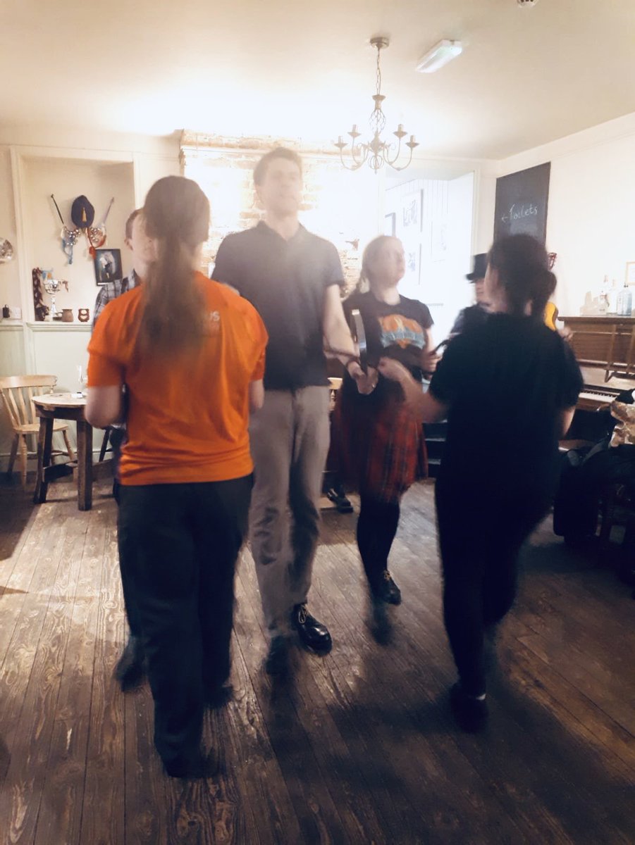 LeedsRapper's tweet image. Getting down and DERTy with a tommy making a spin extra cool with her long jacket and we swap a super tall 3 for a less tall 3 #showusyourowls