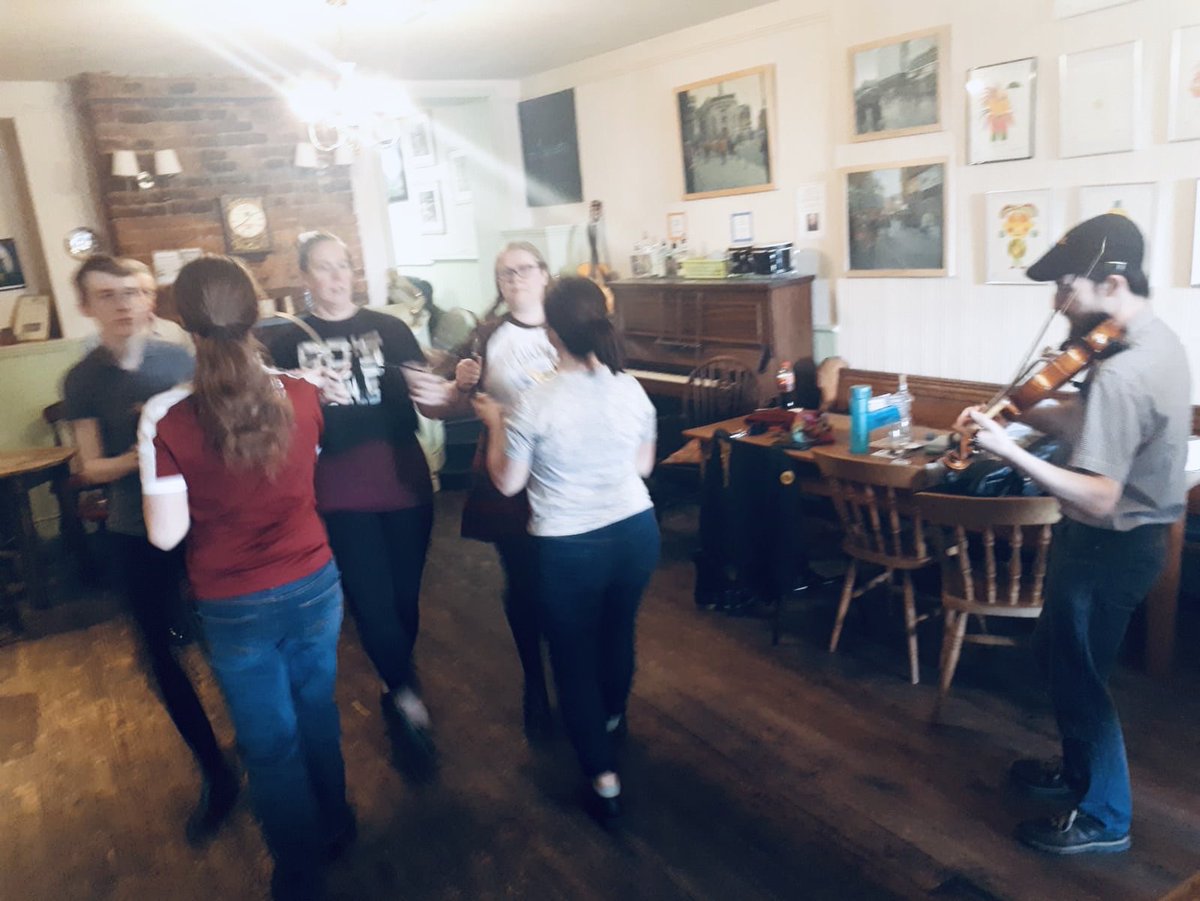 LeedsRapper's tweet image. Getting down and DERTy with a tommy making a spin extra cool with her long jacket and we swap a super tall 3 for a less tall 3 #showusyourowls