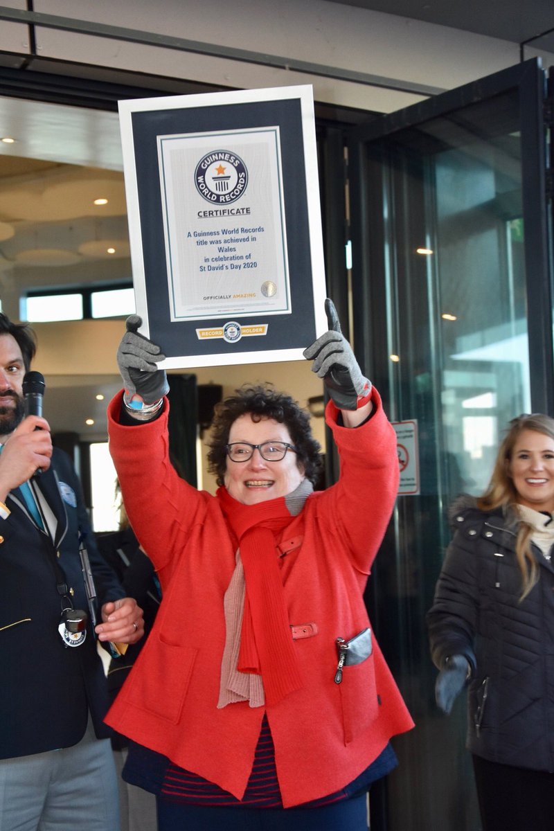 Record byd ar prom Aber heddi - am y bwa hiraf! A doedd e ddim yn hawdd!
An official Guiness World record for longest human arch on Aberystwyth prom today.
There’ll be 300+ pairs of aching arms in Ceredigion tomorrow!
Diolch i  <a href="/ceredigion2020/">Eisteddfod Ceredigion 2020</a> am hyrwyddo’r digwyddiad.