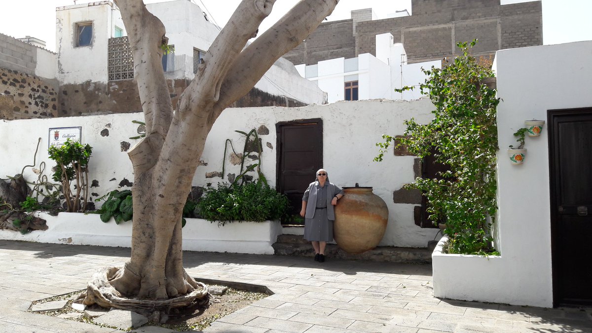 Nada mejor que contemplar y compatir en buena compañía. GRACIAS!!! hermanas por disfrutar y hacer disfrutar. La vida se va tejiendo de pequeños momentos y los que he tenido hasta el momento han sido expléndidos. En Arrecife y en Ntra. Sra. de los Dolores, patrona de la isla.