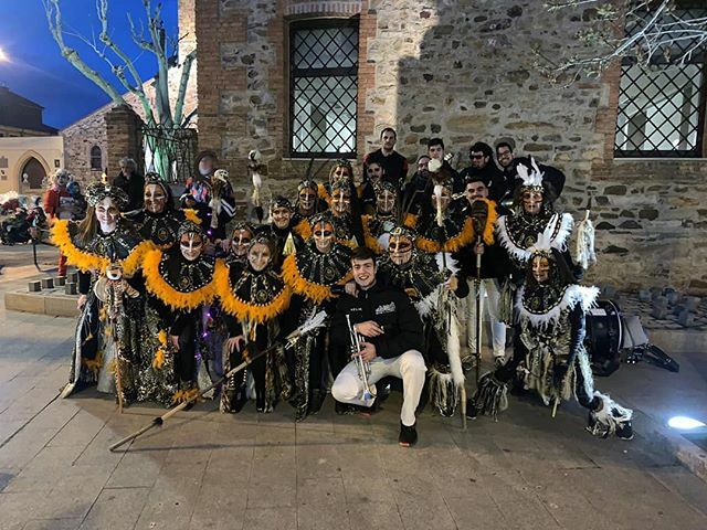 MUUUY BUUUENAS NOTEROS Y NOTERAS DEL MUNDO VIRTUAL📱🎵
•
Os queremos dejar por aquí la foto que nos hicimos ayer en Astorga después del desfile. Con la actuación de ayer cerramos estos Carnavales que han estado cargados de muchísima diversión 🎭 Muchas … ift.tt/2VzkXpT