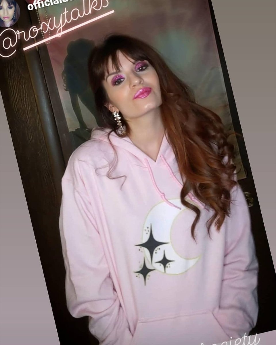 DenaMusic's tweet photo. Sending you all love and blessings! 🌙✨💗🌸🧜‍♀️ Representing @roxytalks merch! #blackmoonsociety #RoxyTalks #glittergirl #prettyinpink https://t.co/4yhlXAJPe7
