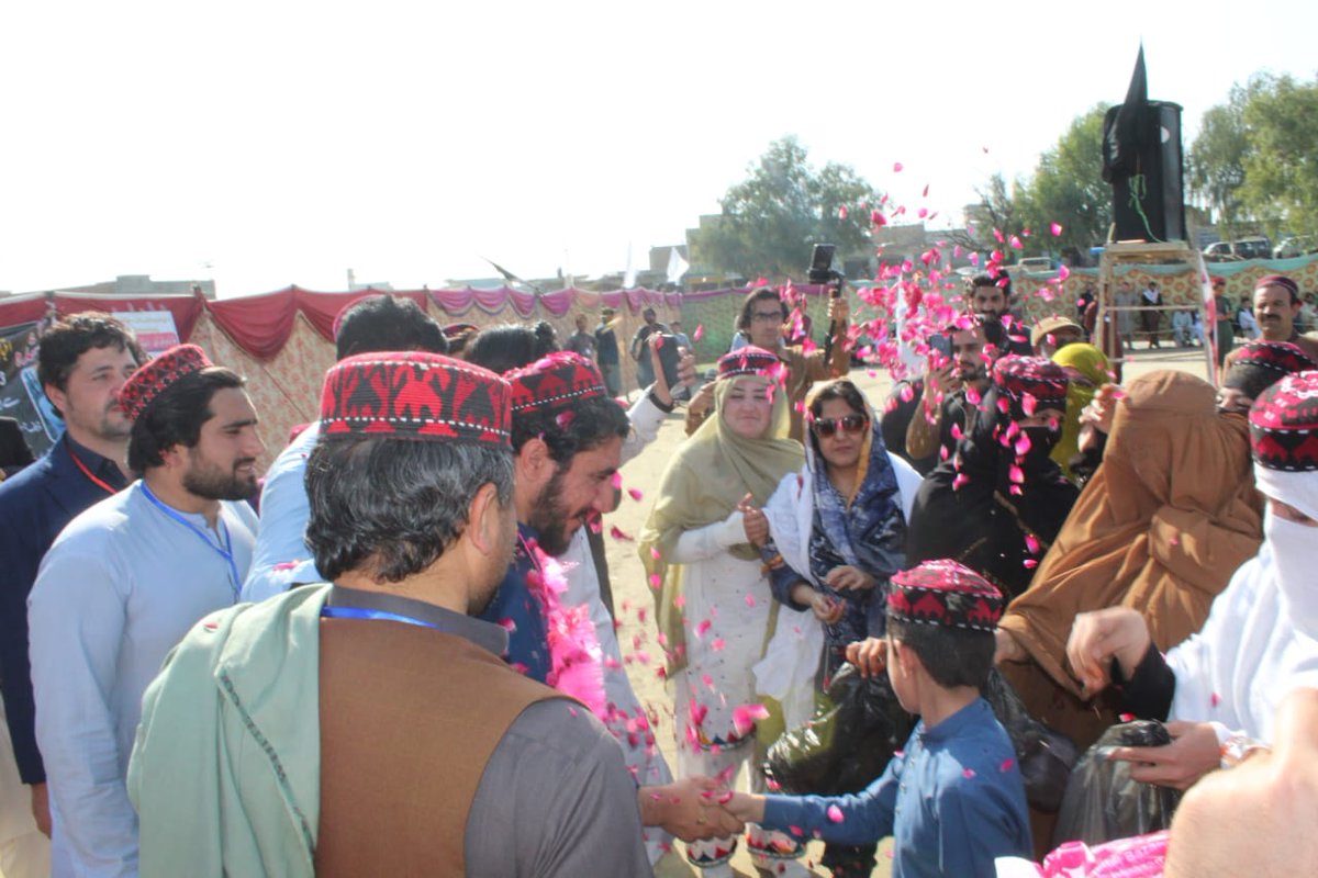 دواک تحريک پېښور څانګې خوېندو د منظور پشتین په ګلونو هر کلۍ اوکړو #PashtunLongMarch2Charsadda