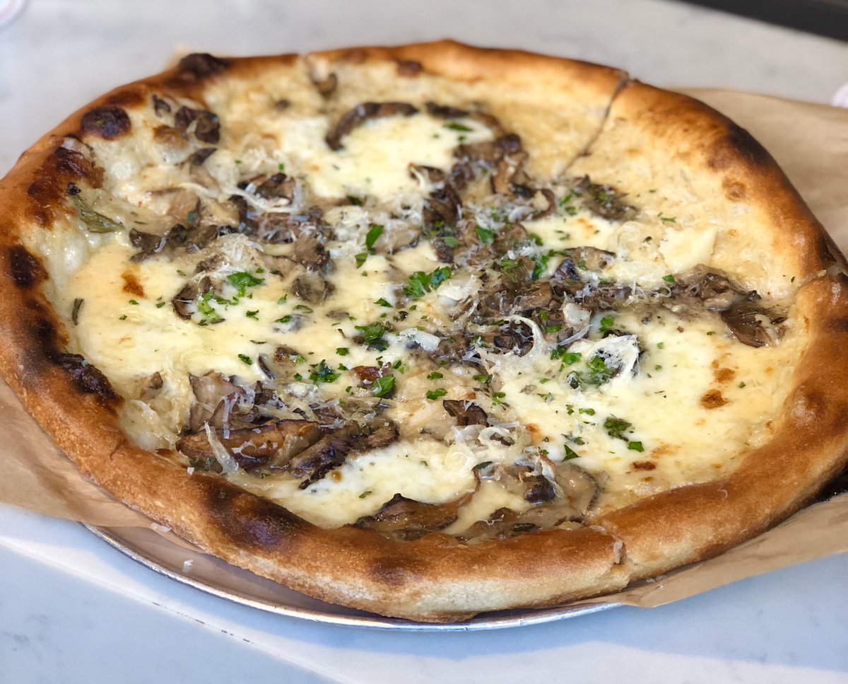 Foodiechats's tweet photo. Pizza Time!! #Foodiechats #SundayFunday https://t.co/YOnHBjSeAX