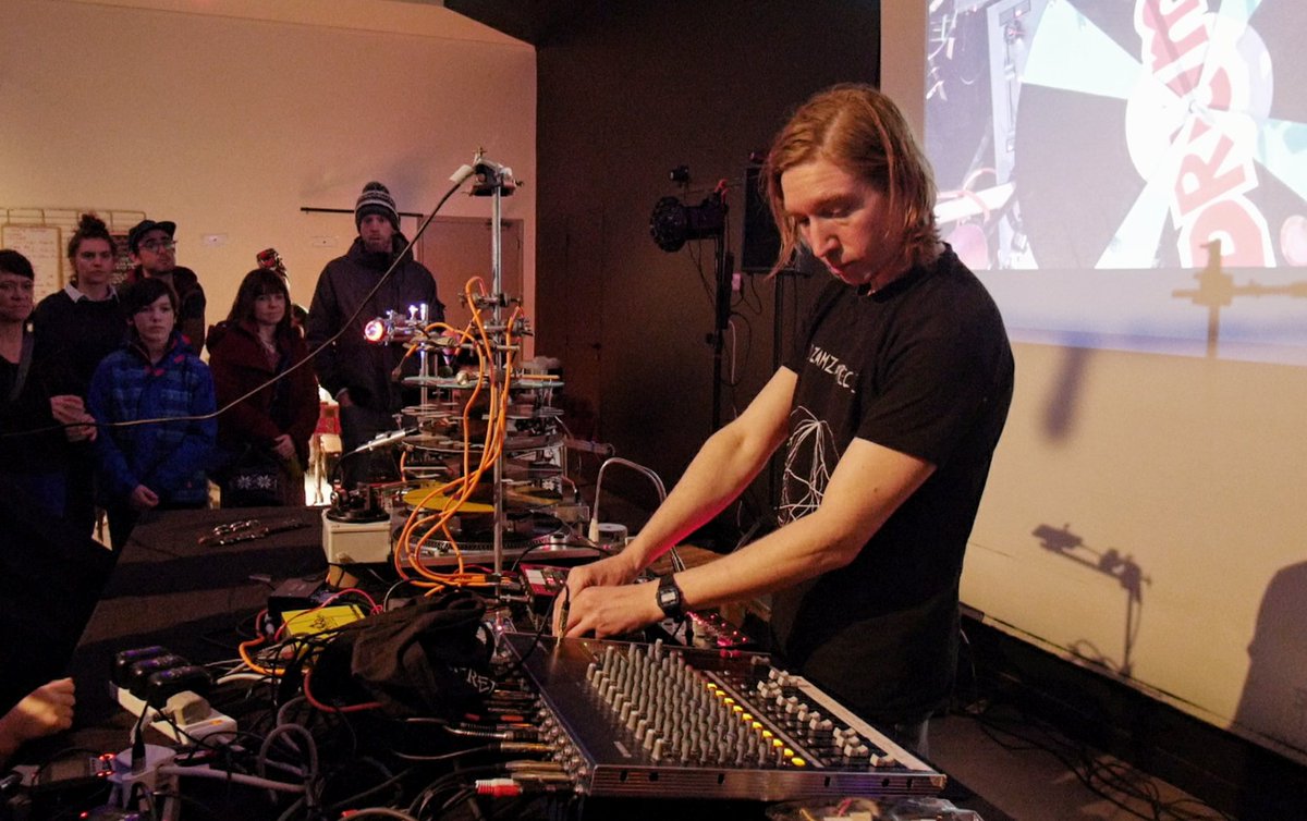 Ludi_vin's tweet photo. #Rennes @LeBalPirate : Le Bon Accueil invitait Alexis Malbert pour un atelier cacaophonique (fabrication de vinyles en chocolat) et @grahamdunning pour sa performance "Mechanical techno".
Un dimanche à Rennes.

#soundart #vinyles #music @metropolerennes https://t.co/X9m0IEoBlO