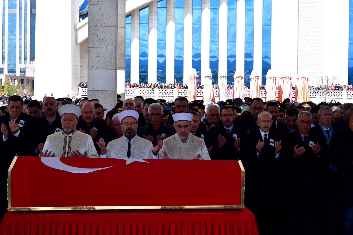 herkesicinCHP's tweet photo. Genel Başkanımız Kemal Kılıçdaroğlu, İdlib Şehidimiz Uzman Onbaşı Halil Çankaya için, Ahmet Hamdi Akseki Camii’nde düzenlenen cenaze törenine katıldı. https://t.co/ryjewSQl54