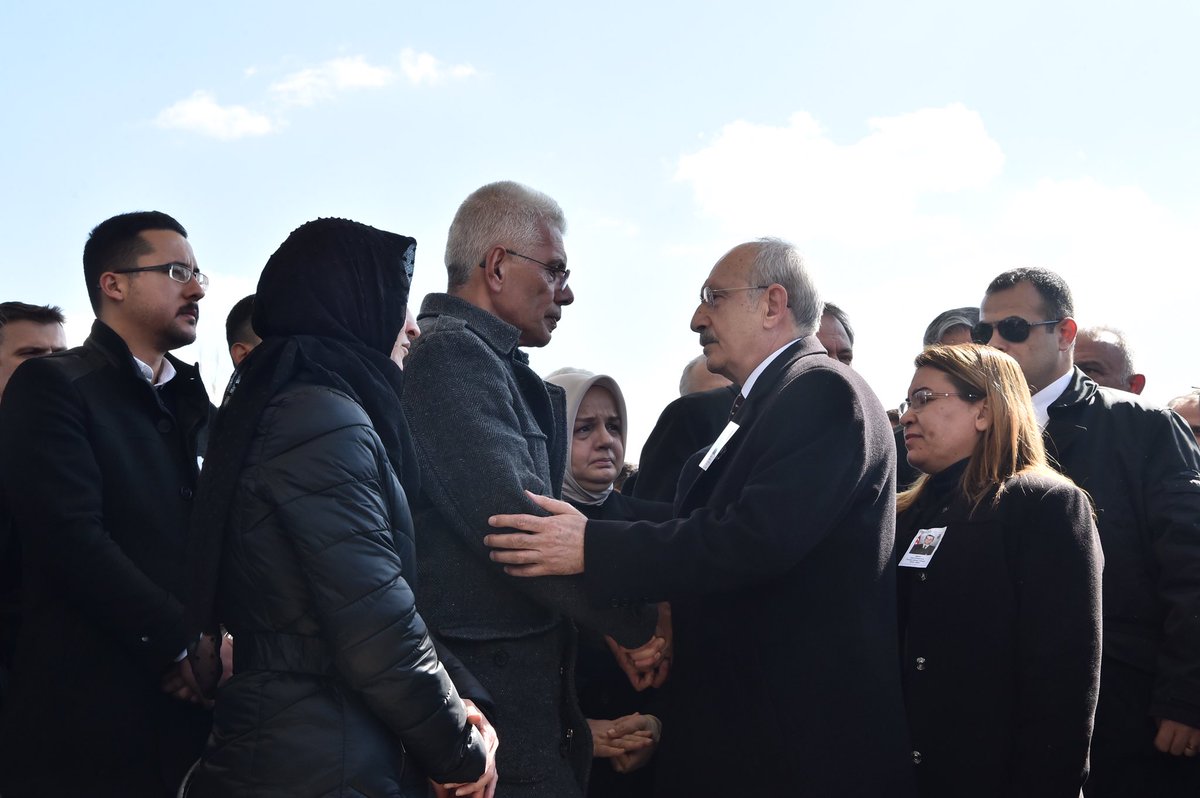 herkesicinCHP's tweet photo. Genel Başkanımız Kemal Kılıçdaroğlu, İdlib Şehidimiz Uzman Onbaşı Halil Çankaya için, Ahmet Hamdi Akseki Camii’nde düzenlenen cenaze törenine katıldı. https://t.co/ryjewSQl54