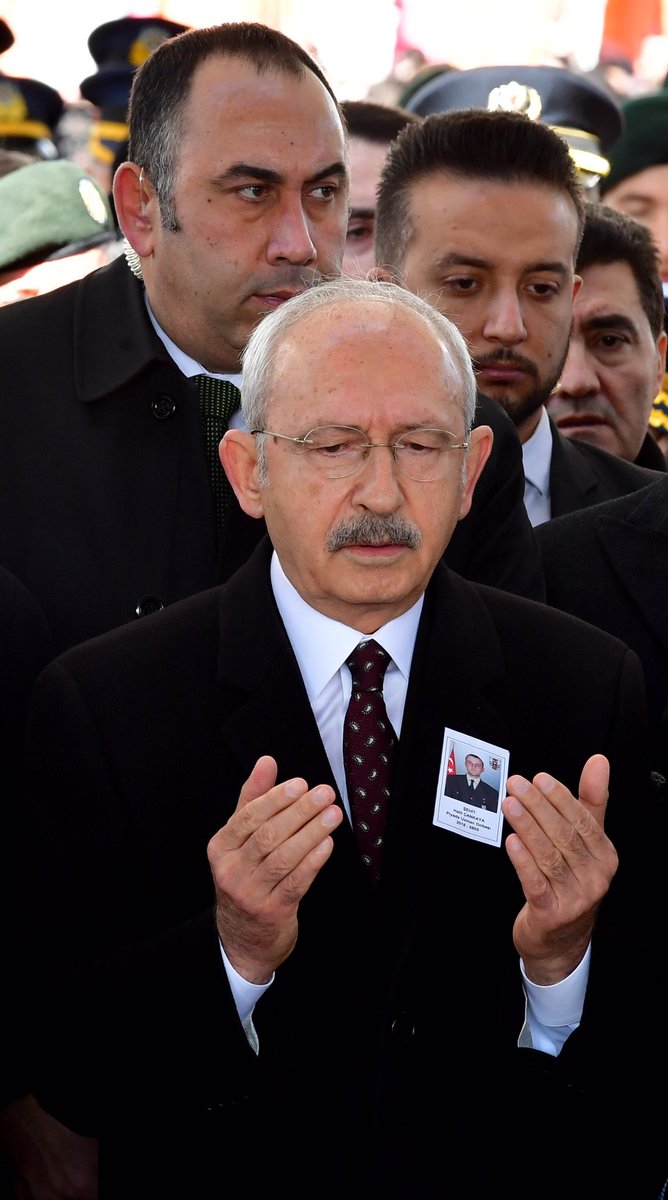 herkesicinCHP's tweet photo. Genel Başkanımız Kemal Kılıçdaroğlu, İdlib Şehidimiz Uzman Onbaşı Halil Çankaya için, Ahmet Hamdi Akseki Camii’nde düzenlenen cenaze törenine katıldı. https://t.co/ryjewSQl54