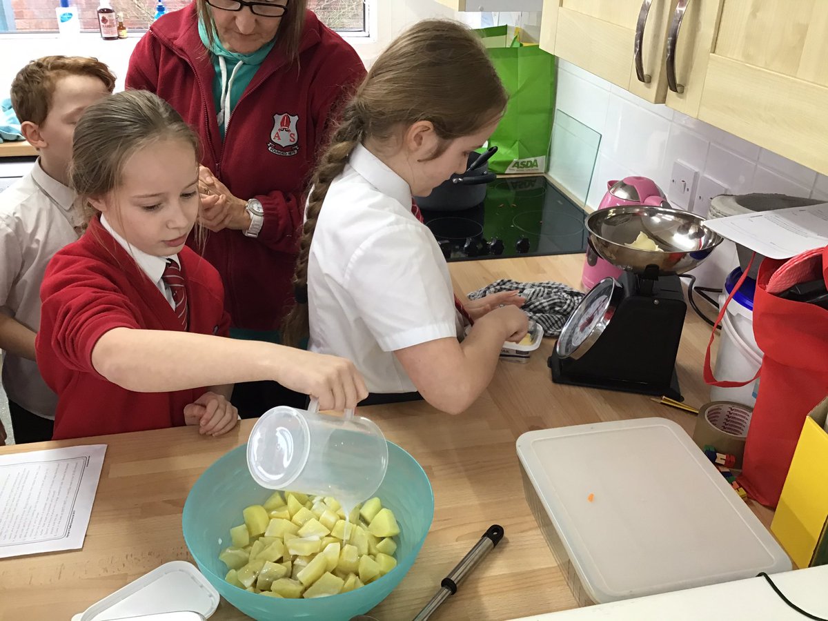 Class5MrsG1's tweet photo. Last week was DT week in school and year 5’s topic was ‘Great British Dishes’. We made Cottage Pie and Eaton Mess. https://t.co/JPZoYFIsFY