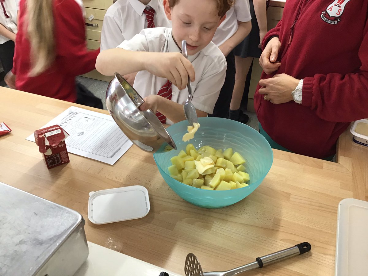 Class5MrsG1's tweet photo. Last week was DT week in school and year 5’s topic was ‘Great British Dishes’. We made Cottage Pie and Eaton Mess. https://t.co/JPZoYFIsFY