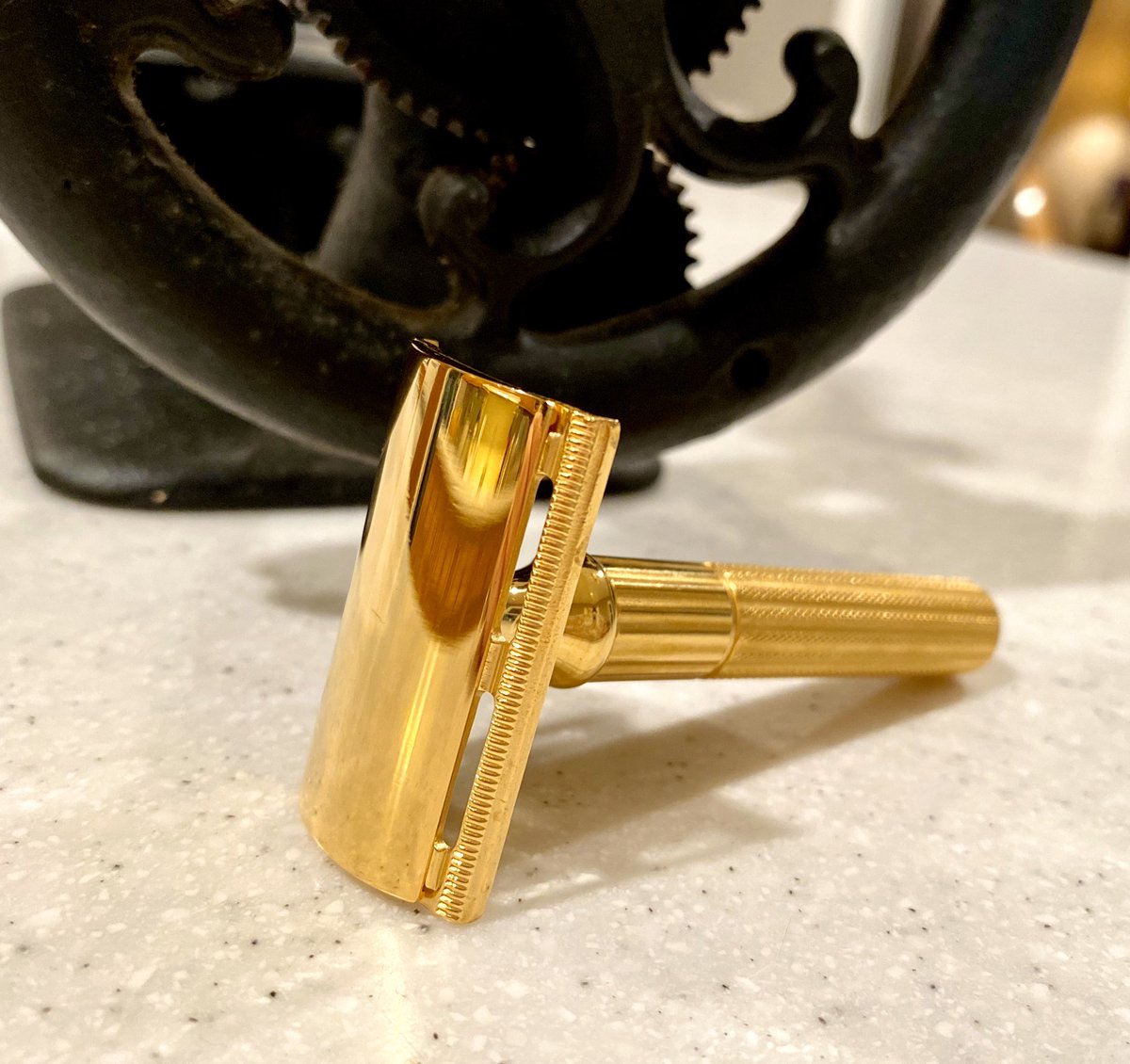 AboveTheTie's tweet photo. Feeling lucky? This 24k gold plated Gillette Fat Handle Tech won’t last long! #gillette #fathandletech #vintage #vintagerazors #goldplated #goldplatedrazor #wetshavinggear #doubleedgerazor #gilletterazor https://t.co/PBlvGY6unt