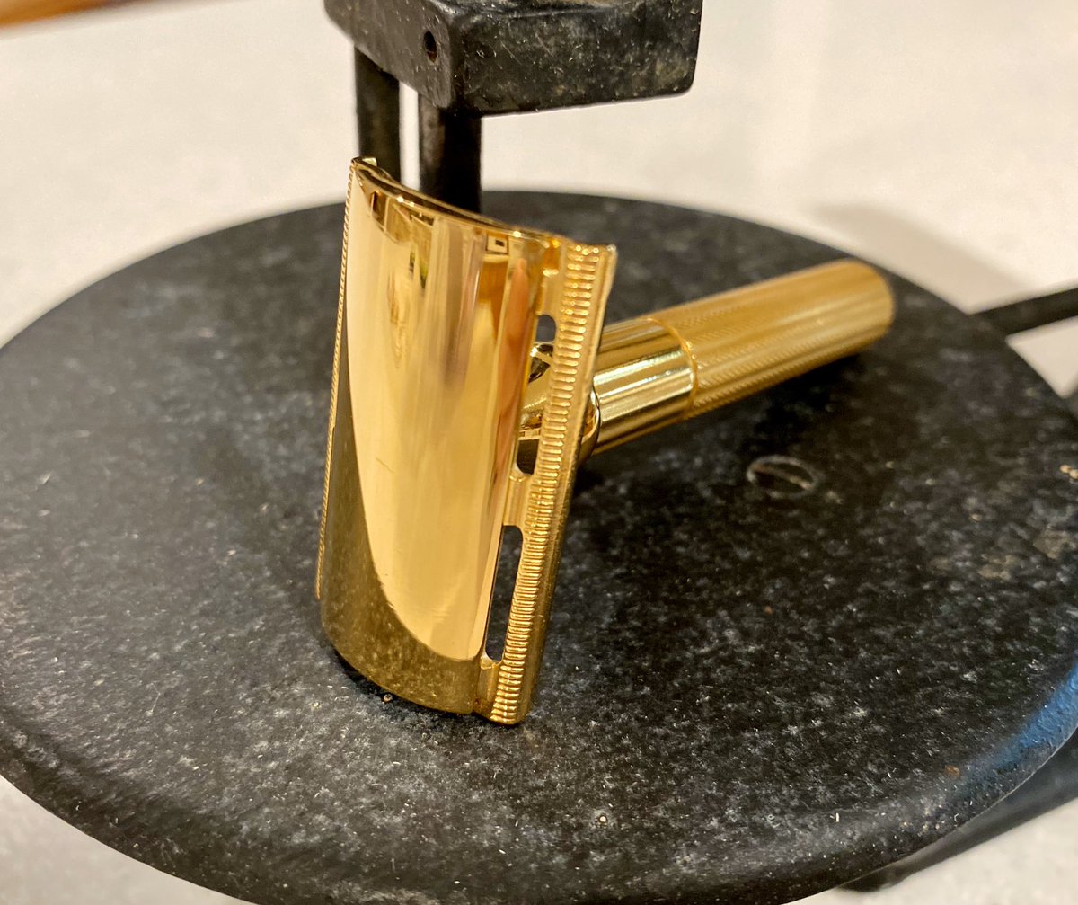 AboveTheTie's tweet photo. Feeling lucky? This 24k gold plated Gillette Fat Handle Tech won’t last long! #gillette #fathandletech #vintage #vintagerazors #goldplated #goldplatedrazor #wetshavinggear #doubleedgerazor #gilletterazor https://t.co/PBlvGY6unt