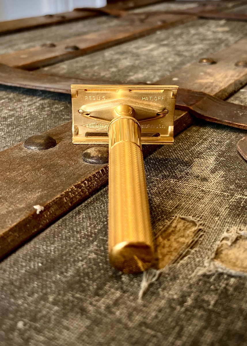 AboveTheTie's tweet photo. Feeling lucky? This 24k gold plated Gillette Fat Handle Tech won’t last long! #gillette #fathandletech #vintage #vintagerazors #goldplated #goldplatedrazor #wetshavinggear #doubleedgerazor #gilletterazor https://t.co/PBlvGY6unt
