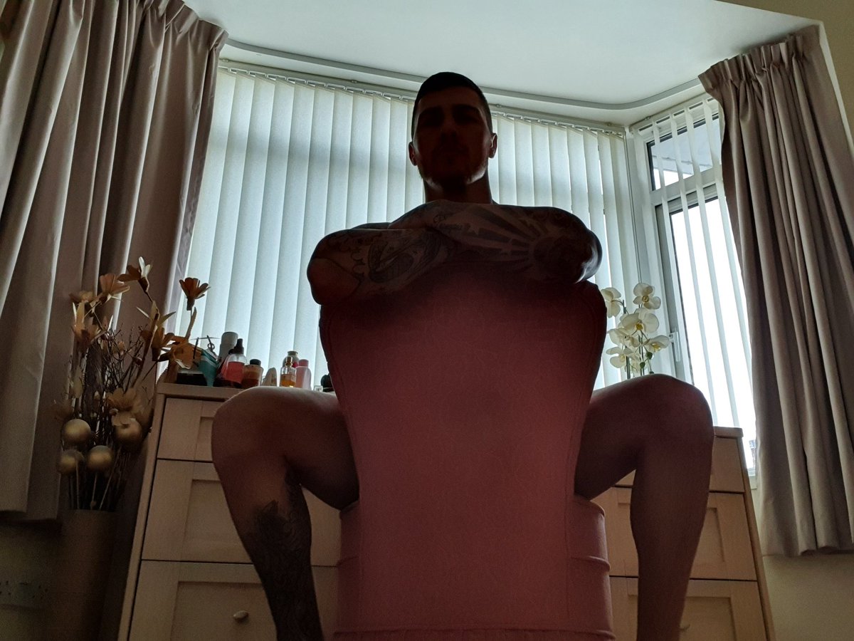MasterAlpha01's tweet photo. Kneel, kiss my feet and Pay me

#findom #master #paypigs #cashmaster https://t.co/kU9pVJJwjH