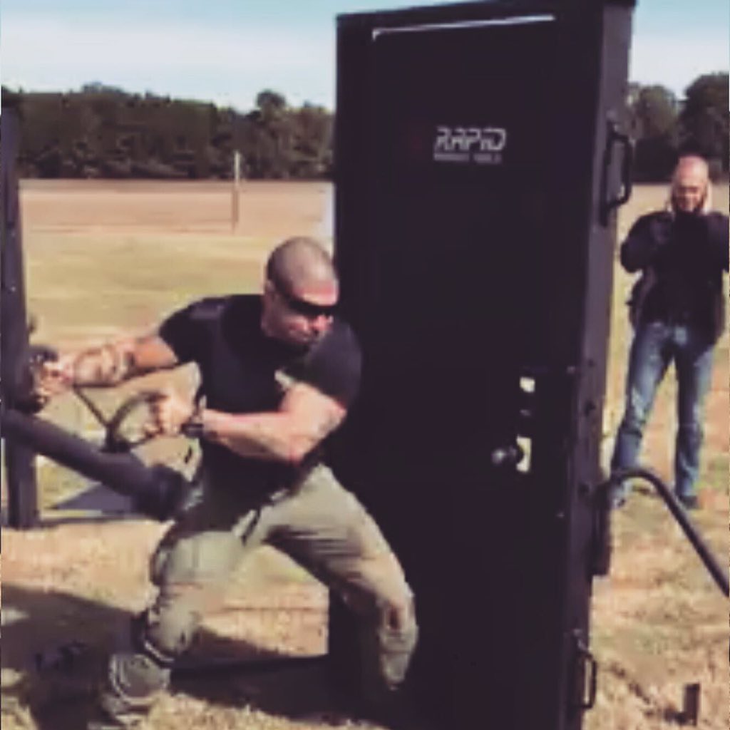 Ratools247's tweet image. Just a bunch of operators beat’n the crap out of our door!!  #swat #police #tactical #tacticalbreaching #hydraulicrescue #mechanicalbreaching #breachingtools #military #entrytools #forcibleentry #swattraining #military #specialoperations #explosivebreaching