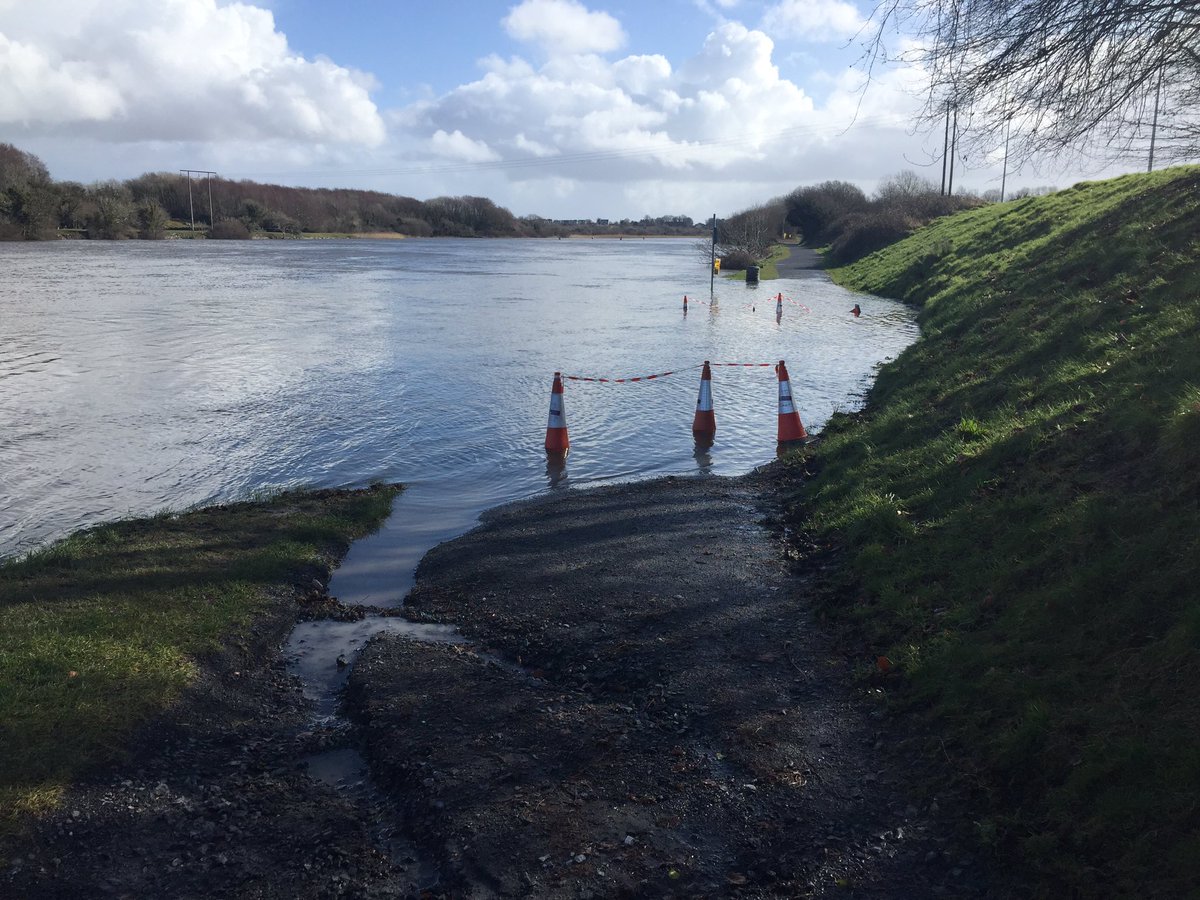 AllisonInGalway's tweet photo. Where has the path gone? The river Corrib this morning at Dangan @nuigalway after #StormJorge #SpringTime #runroute #Galway https://t.co/eU1xh8rOGX