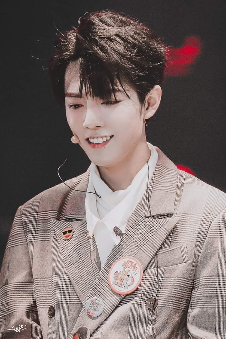 Y85bz's tweet photo. Hôm nay là ngày mà cả đời nhớ lại tôi đều rơi nước mắt, là ngày mỗi một người xa lạ đều thành quen chỉ cần chung chấp niệm muốn bảo vệ a, iu thương a thì chúng ta đều là bạn. Mãi iu a nhé cám ơn các bạn
#WeLoveYouXiaoZhan https://t.co/HxqIgNx68z