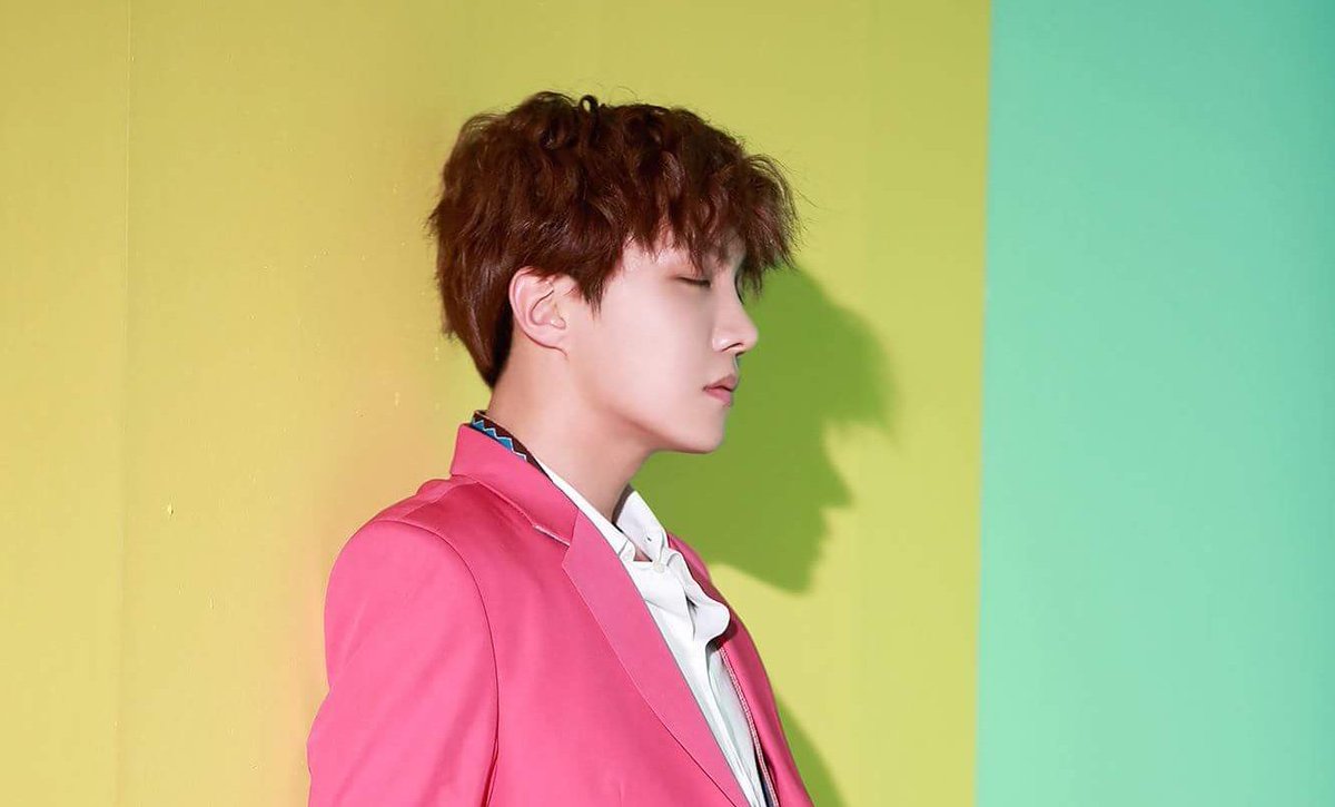 portalHobiBr's tweet photo. Há 2 anos era lançado a primeira e tão aguardada mixtape do #jhope, Hope World, conquistando vários recordes para o seu primeiro trabalho oficial como solista. 

#제이홉 #정호석 #2YearsIntoHopeWorld
#HopeWorldForever https://t.co/LyLpzIBqo2