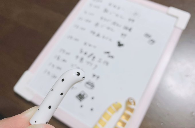 妻と家族会議が終わった。

明日から、家にいることを強制された子どもたちと何をしてどう過ごすか。僕がリモートワークする場所と、電話がきたり会議が始まるときはどうしたらいいか。買い物や毎回の献立。

少し先の予定を決めておくだけで、お互いに安心できるのなら、夫婦の会話は多いほうがいい。 