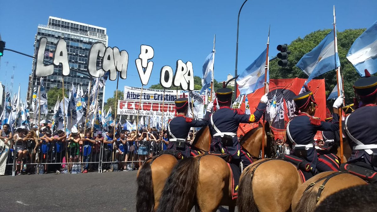 CasaGatica's tweet photo. #TodosConAlbertoYCristina #TodosConAlbertoAlCongreso 
Maravillosa jornada en la plaza de los dos congresos. https://t.co/cJI0W5Iqm7