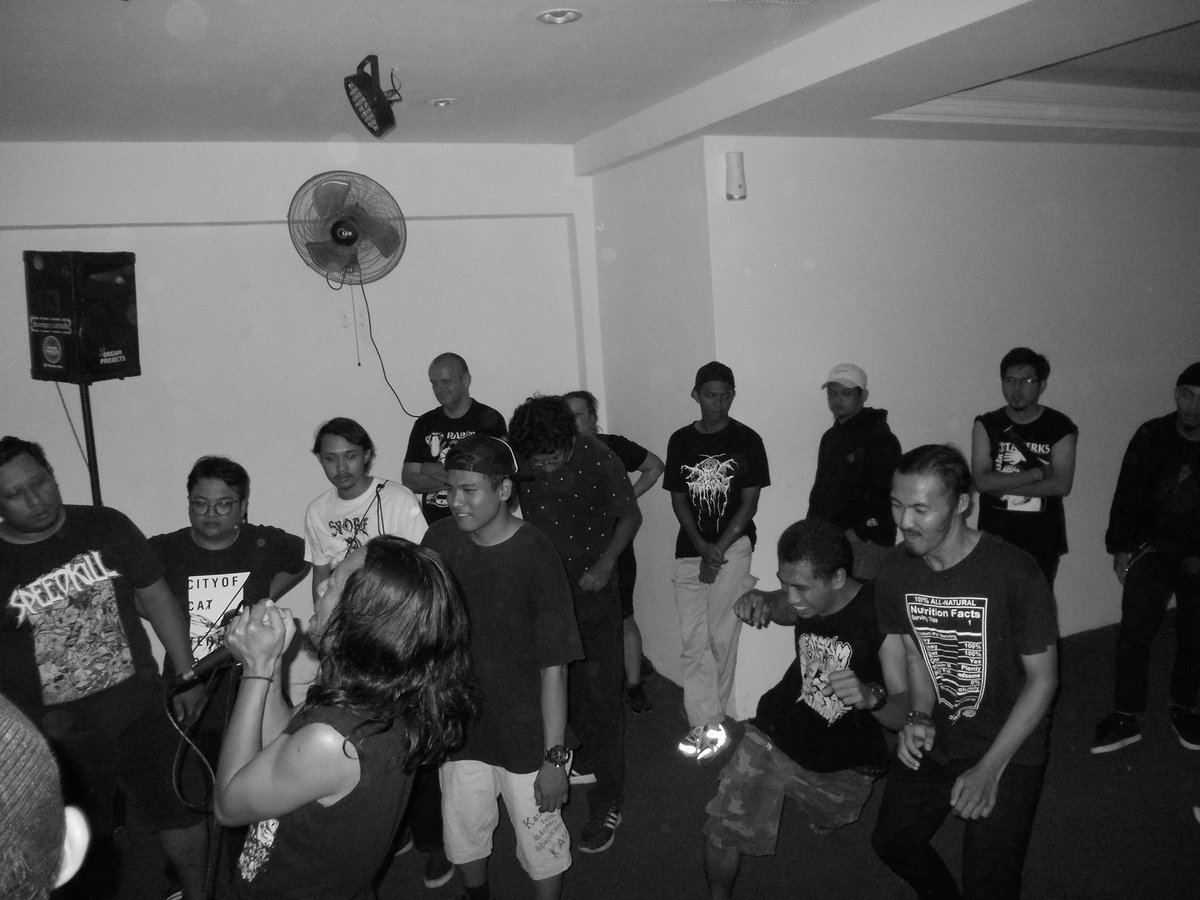 razzidan667's tweet photo. #Terlarang bersama #Rabies di #LoudIsReal @dreamprojectsip #KameraKompak @BrewsterPost https://t.co/ixWi2S6r9T