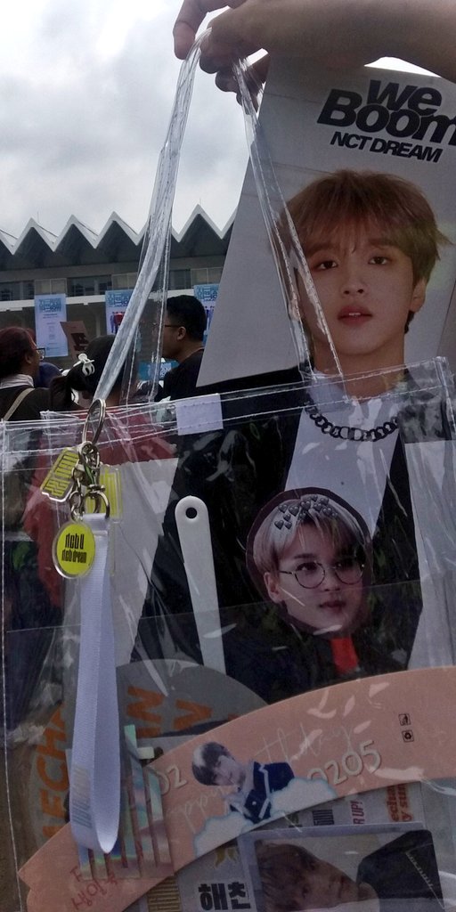 nayeolchan's tweet photo. @kaepici Suka bgt sih sma fankit nya ka pici ini 😊 totebag nya itu loh kusuka :') worth it bngt kak 💚 request bikin yg EXO ver atau yang Illichil dong hehe.... Sekali lg mksh bnyak ka 🤗
 
Oh ya, di bwh ini ga semua nya masuk fankit ya, ada beberapa freebies jga soalnya hehe.. https://t.co/E8HZiwhEiN