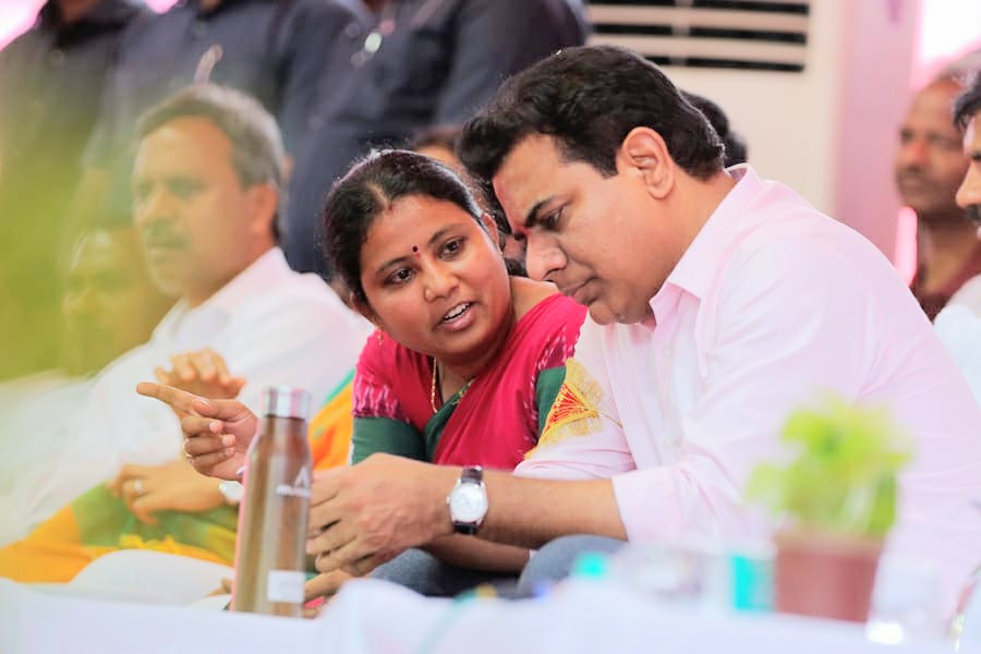 HARIPRIYAMLA1's tweet photo. రామన్న and హరిప్రియ అక్క ఇల్లందు మీటింగ్ లో https://t.co/kysXL1cvMA